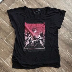 Bench “band” tee with snap sleeves